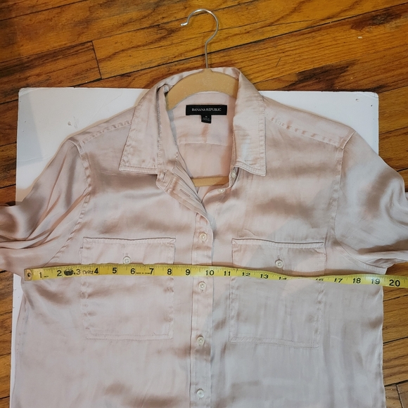 Banana Republic Champagne Button-Up Satin Blouse Quiet Luxury Career Neutral - Picture 7 of 8